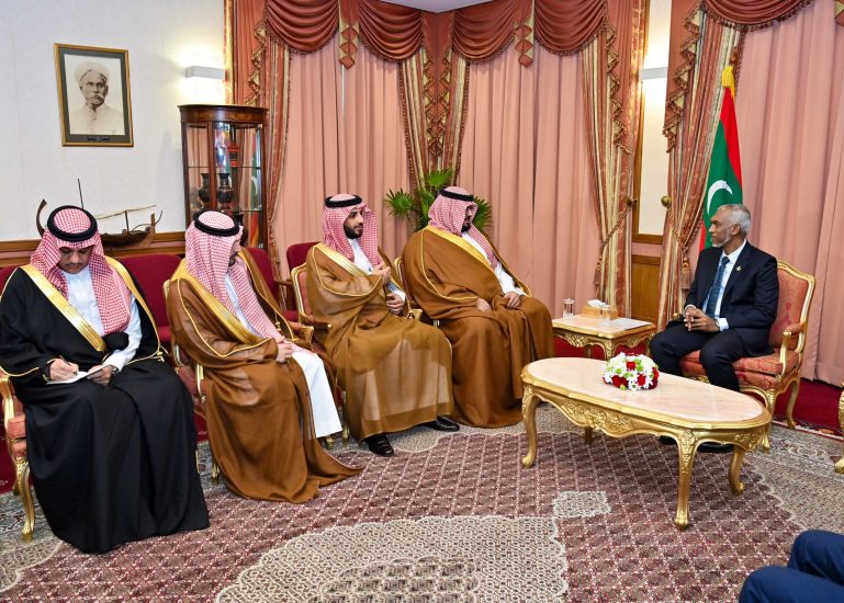 ސަޢުދީސަރުކާރުގެ ވަފުދާއި ރައީސް ޑރ މުޢިއްޒު ބައްދަލުކުރައްވަނީ. ފޮޓޯ:ރައީސް އޮފީސް