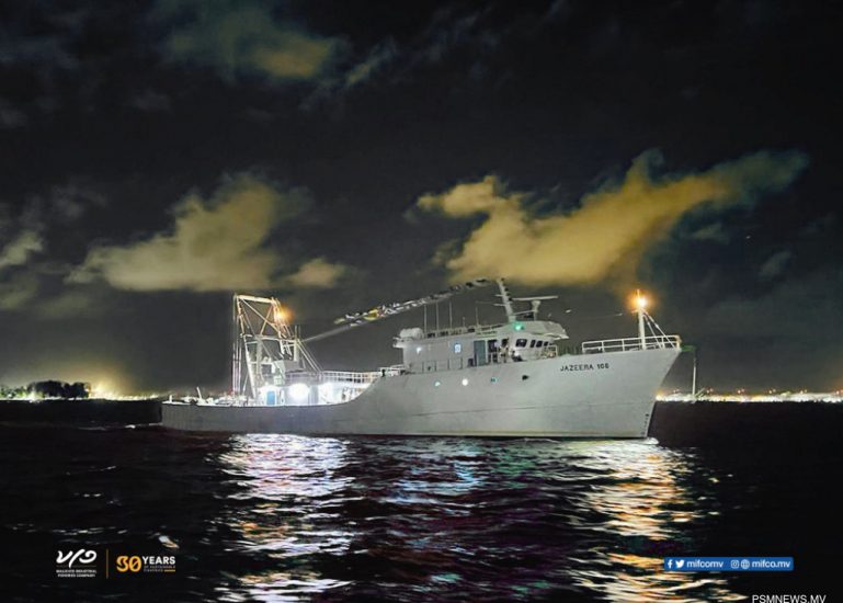 big_lrcJBTrZemEaVevRLcNCxmGSL