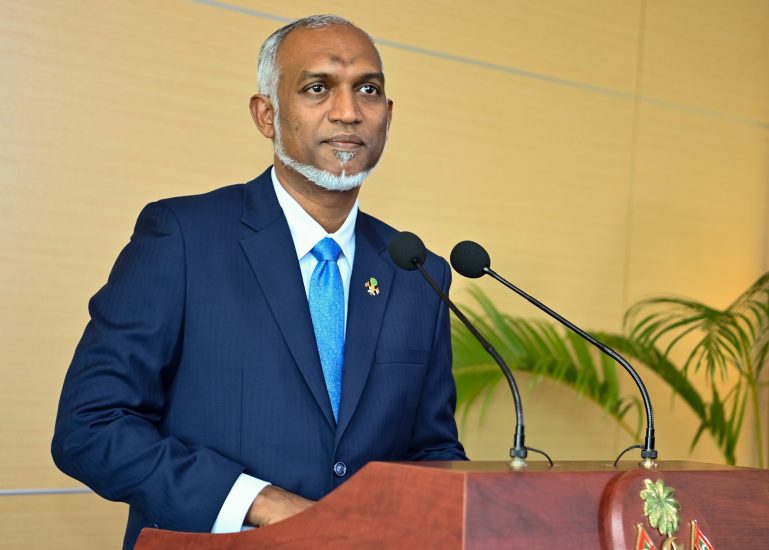 ރައީސް ޑރ މުޙައްމަދު މުޢިއްޒު އެއަރޕޯޓްގައި ނޫސްވެރިންނާއި ބައްދަލުކުރެއްވުން. ފޮޓޯ: ރައީސް އޮފީސް